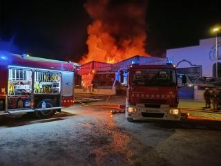 Imatge dels bombers treballant a l&#039;incendi proclamat aquesta tarda al polígon La Cometa del Vendrell