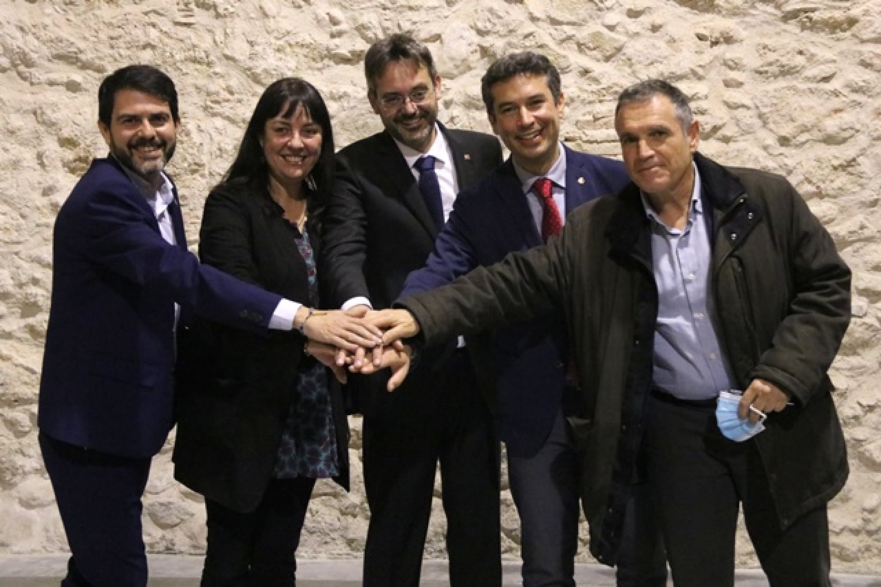 Els alcaldes d&#039;Igualada, Vilanova i la Geltrú, el Vendrell i Vilafranca del Penedès, amb el delegat del Govern al centre, després de l&#039;anunci dels primers Serveis Territorials del Penedès