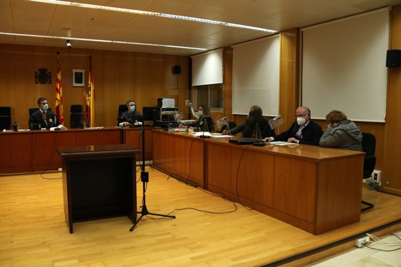 Les acusades, d&#039;esquenes, minuts abans del veredicte del jurat popular, que les ha considerat culpables d&#039;assassinat de la seva nounada, abandonada en un contenidor de Tarragona