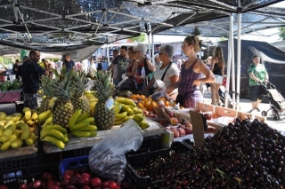 El mercat setmanal reobre demà, 9 de juny, amb les parades d’alimentació
