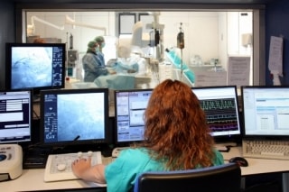 L&#039;equip de la unitat d&#039;hemodinàmica del Joan XXIII de Tarragona, fent una angioplàstia primària a una pacient infartada