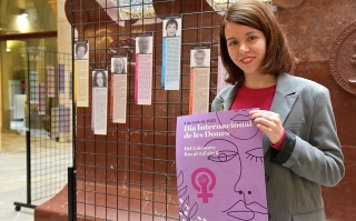 La consellera de Feminismes i LGTBQ de Tarragona, Carla Aguilar-Cunill, mostra el cartell dels actes del Dia Internacional de la Dona 