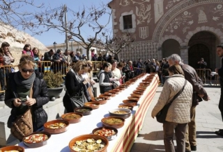 Imatge d&#039;arxiu de la Festa de la Truita d&#039;Espinacs en Suc, a la plaça del Loreto d&#039;Ulldemolins