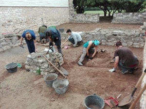 Els estudiants, fent excavacions a la vil·la romana de Centcelles de Constantí.
