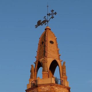 El penell, amb el lleó fugisser i la creu càtara, són símbols que trobem en el campanar de Creixell, obra de l&#039;arquitecte modernista Josep Maria Jujol