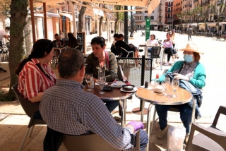 Imatge d&#039;una família consumint en una terrassa de la plaça de la Font de Tarragona en el primer dissabte de la fase 1, el 16 de maig del 2020