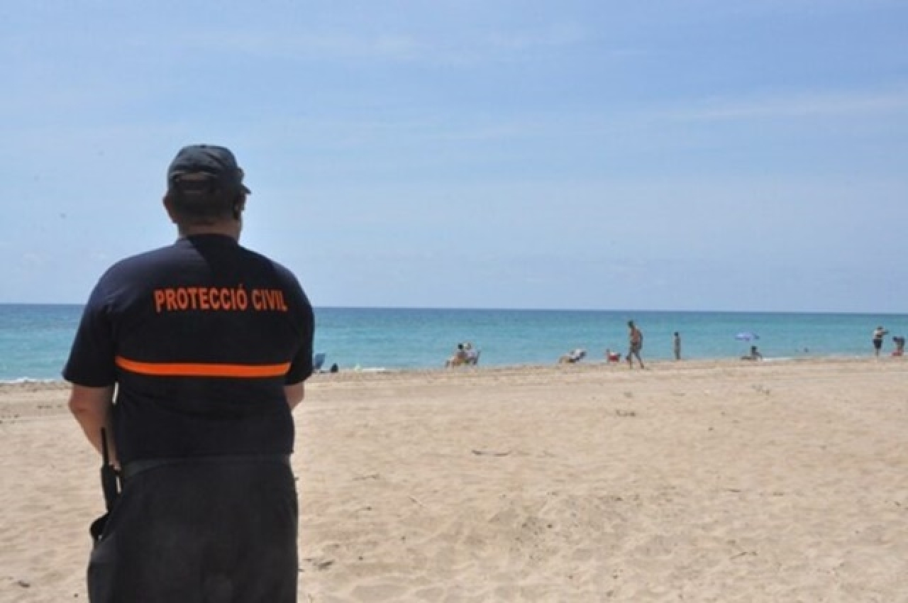 Imatge d&#039;un voluntari de Protecció Civil de Torredembarra, a la platja