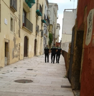 Una patrulla policial circulant, el passat mes de juny, pels carrers de la Part Alta de Tarragona