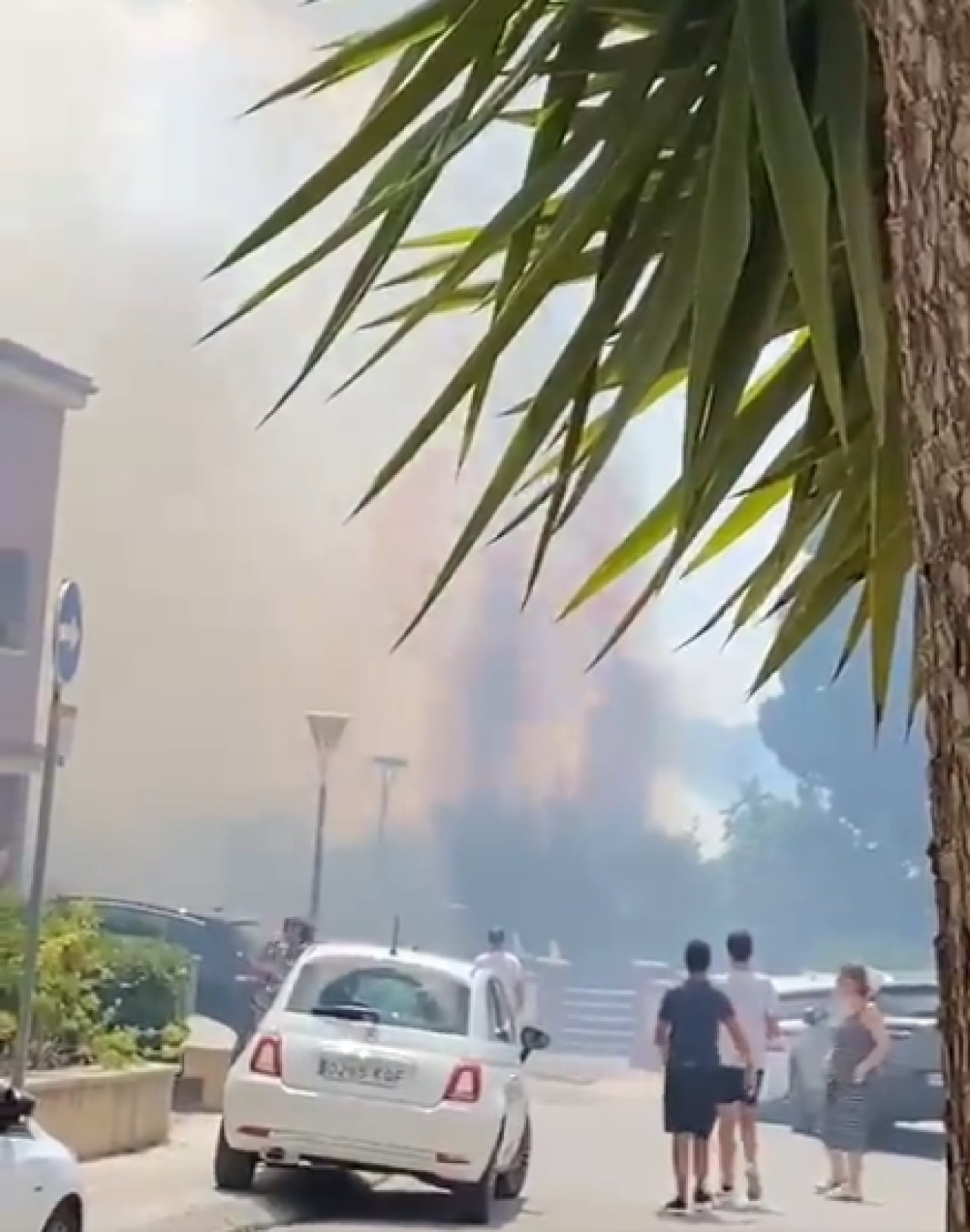 Captura de pantalla d&#039;un vídeo on es pot veure la proximitat de les flames amb la urbanització