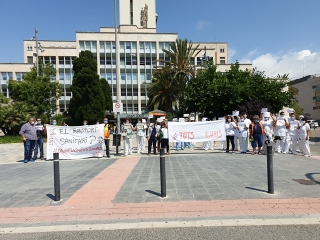 Imatge de la concentració d&#039;aquest dilluns al migdia davant l&#039;Hospital Joan XXIII de Tarragona