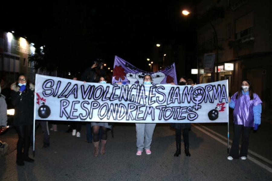 Imatge de les manifestants amb una pancarta en la protesta feminista celebrada a Reus per denunciar les violències masclistes en el marc del 25-N