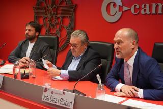 El president de la Cambra de Reus, Jordi Just, -al centre- amb el director de l&#039;Agència de Residus de Catalunya, Isaac Peraire, i el director Regional del Banc Sabadell, Joël Díaz 