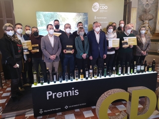 Foto de grup de les cooperatives guardonades, amb la presidenta de la Diputació, Noemí Llauradó; l&#039;alcalde de Reus, Carles Pellicer; i la resta d&#039;autoritats