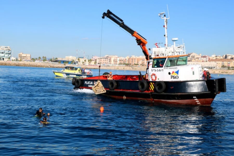 Imatge dels tècnics submergint biòtops a la punta del Miracle de Tarragona