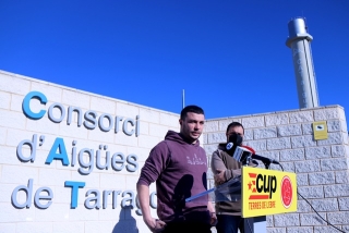 Els regidors de la CUP de Reus, Edgar Fernández, i el d&#039;Alcanar-Les Cases, Andreu Carapuig, atenent els mitjans davant de la planta del CAT a l&#039;Ampolla