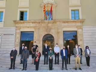 La presidenta de la Dìputació de Tarragona, Noamí Llauradó, -al centre de la imatge- amb la resta d&#039;autoritats de l&#039;ens provincial, dels consells comarcals del Priorat i la Conca i de la URV