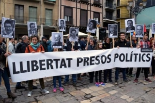 Els assistents han lluït pancartes per la llibertat de Junqueras, els consellers i els &#039;Jordis&#039;