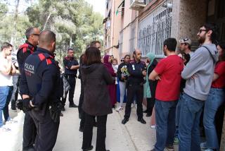 Veïns i membres del Sindicat d'Habitatge de Tarragona impedint el pas de la comitiva judicial i als Mossos en el desnonament aturat al barri de Sant Salvador