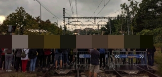 Vies de tren tallades aquesta tarda a Reus per un grup de manifestants