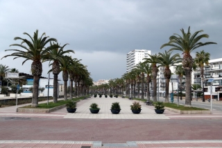 Imatge del passeig Jaume I de Salou, un dels punts més turístics del municipi, sense cap vianant o turista, el 26 de març de 2020