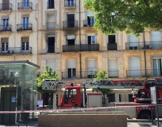 Un vehicle dels Bombers de la Generalitat davant de l&#039;edifici de la Rambla Nova on s&#039;ha proclamat l&#039;incendi