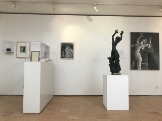 L&#039;exposició de Fenosa &#039;El monument als màrtirs d’Oradour-Sur-Glane&#039;, amb l&#039;obra central d&#039;homenatge als màrtirs, en primer terme