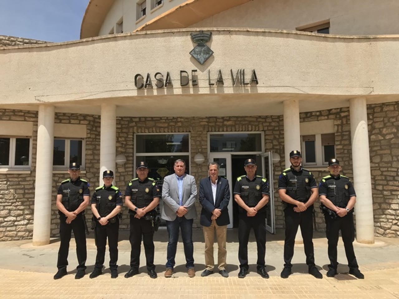 Els agents de la Policia Local de reforç, amb l&#039;alcalde, el regidor de Seguretat Ciutadana, el sergent i el caporal