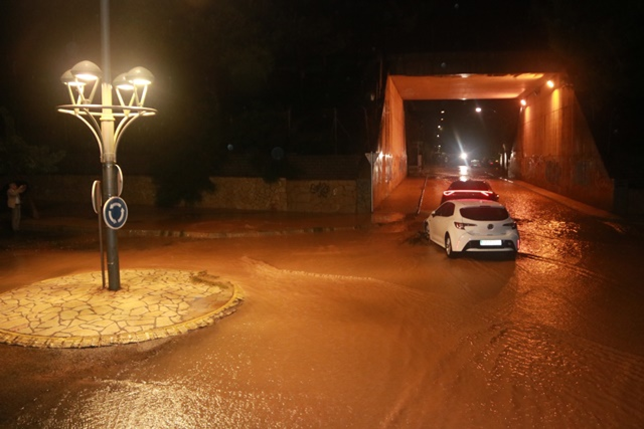 Vehicles intentant circular ahir divendres a la zona inundada de la platja de l&#039;Arrabassada, a Tarragona