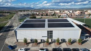 El pavelló ha estat el primer equipament municipal on s&#039;hi han instal·lat plaques fotovoltaiques