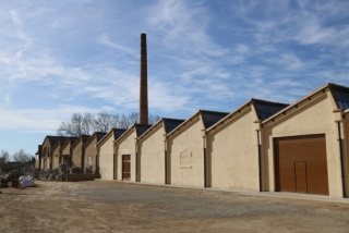 Antiga fàbrica tèxtil del Pla de Santa Maria (Alt Camp), on s&#039;han rehabilitat part de les antigues naus, el 28 de gener del 2021