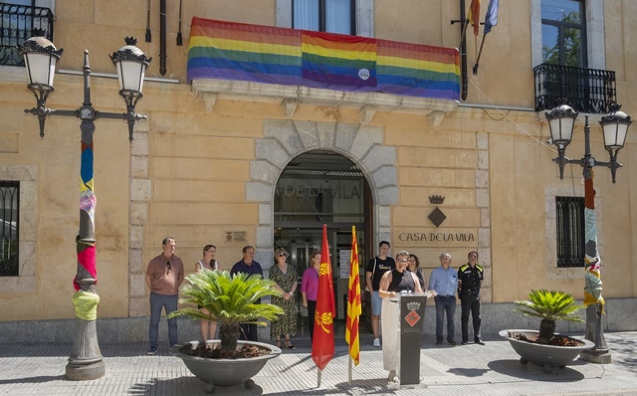 Imatge de la lectura del Manifest del Dia Internacional de l&#039;Orgull LGTBIQ+, que es va fer el 28 de juny davant l&#039;Ajuntament de Constantí