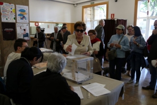 Una votant en un dels col·legis electorals de Tarragona en el moment d&#039;exercir el seu vot