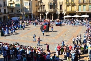 La plaça del Mercadal de Reus s&#039;ha omplert aquest matí de nens i nenes per celebrar la festivitat de Corpus