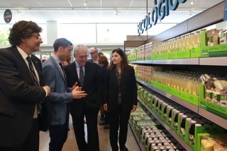 El responsable d’Expansió d’ALDI, Alexandre Pagès, ensenya la secció de productes ecològics a l&#039;alcalde, Josep Poblet