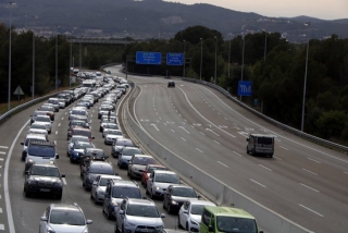 L&#039;AP-7 al seu pas per Banyeres del Penedès, amb vehicles aturats als tres carrils de l&#039;autopista en sentit Barcelona i amb trànsit testimonial en sentit sud, el 2 d&#039;abril del 2018