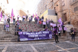 Imatge de l&#039;acte de CCOO i UGT contra la violència masclista a les escales de la catedral de Tarragona, el 25 de novembre del 2020 