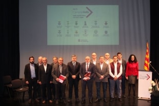 Els alcaldes signants del pacte, en el decurs de l&#039;acte celebrat ahir al Teatre Principal de Valls.