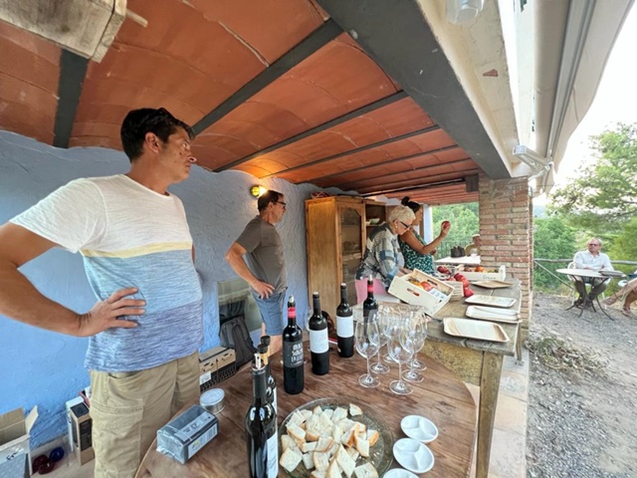 Com un acte previ, el divendres 12 d’agost l’allotjament rural Mas Ardèvol ja va acollir un berenar amb tomaques maridat amb els olis de Miró Cubells i els vins de Mas Sinén