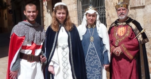 Sant Jordi i la princesa són Sebastian Ospina i Mireia Moix, Anna Clofen, és la reina i Josep Sanahuja.