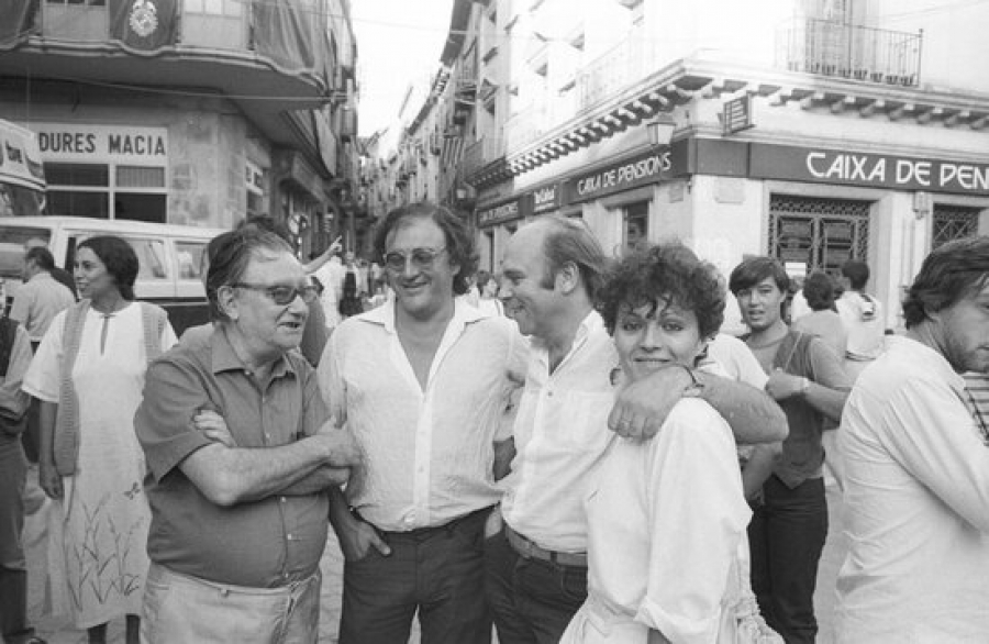 Imatge de Joan Brossa, Carles Santos, Hermann Bonnin i Sabrine Dufrenoy, a la plaça Major el 1983. Imatge en blanc i negre