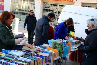 Imatge d&#039;una de les parades de venda de llibres de la Biblioteca Municipal Joan Martorell Coca a Roda de Berà