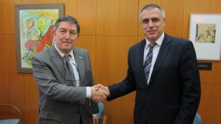 El rector de la URV, Josep Anton Ferré, i el director general de Transports i Mobilñitat, Pere Padrosa, van signar l&#039;acord.