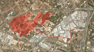 Imatge de la zona que ocuparia el nou parc solar Bellisens, al municipi de Constantí, entre l&#039;AP-7, el polígon Riu Clar i el parc comercial Les Gavarres