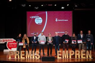 Foto de grup de la presidenta de la Diputació de Tarragona, Noemí Llauradó, amb els guanyadors i guanyadores dels Premis Emprèn 2023