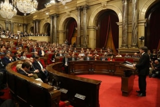 Carles Puigdemont adreçant-se a l&#039;hemicicle