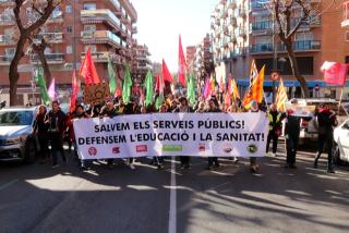 Una de les pancartes subjectades pel centenar de persones que s&#039;han maniefstat a Tarragona en defensa de la sanitat i l&#039;educació pública