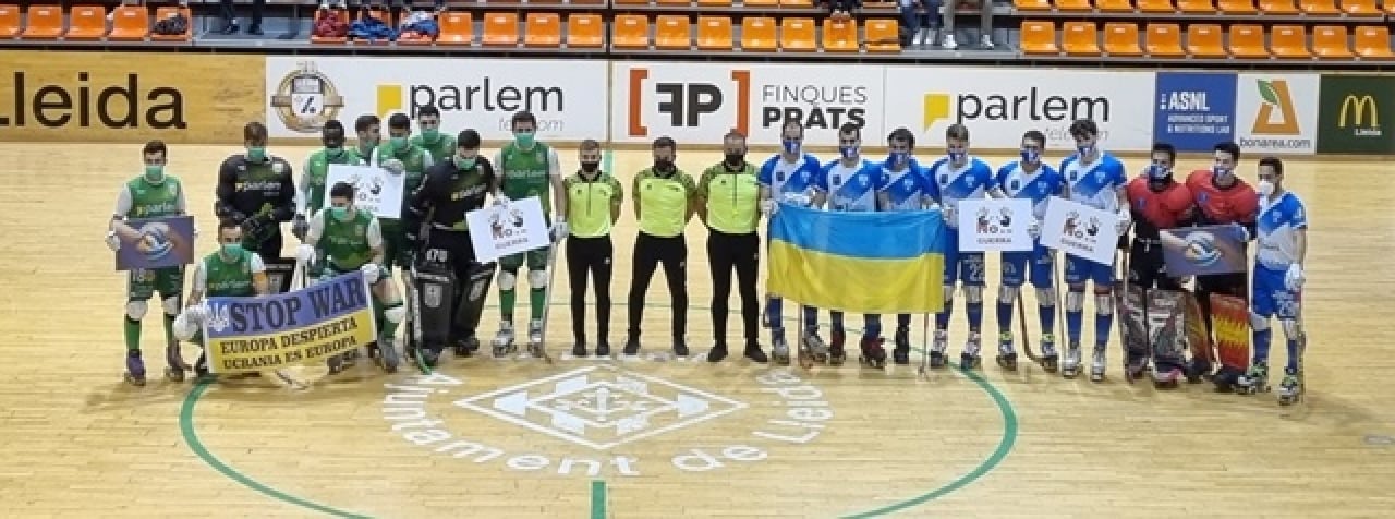 Abans de l&#039;inici del partit, els jugadors del Lleida i del Calafell es van situar al centre de la pista per mostrar pancartes en contra de la guerra a Ucraïna
