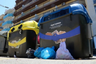 Imatge  de diverses bosses de la brossa llençades fora de dos contenidors de Calafell