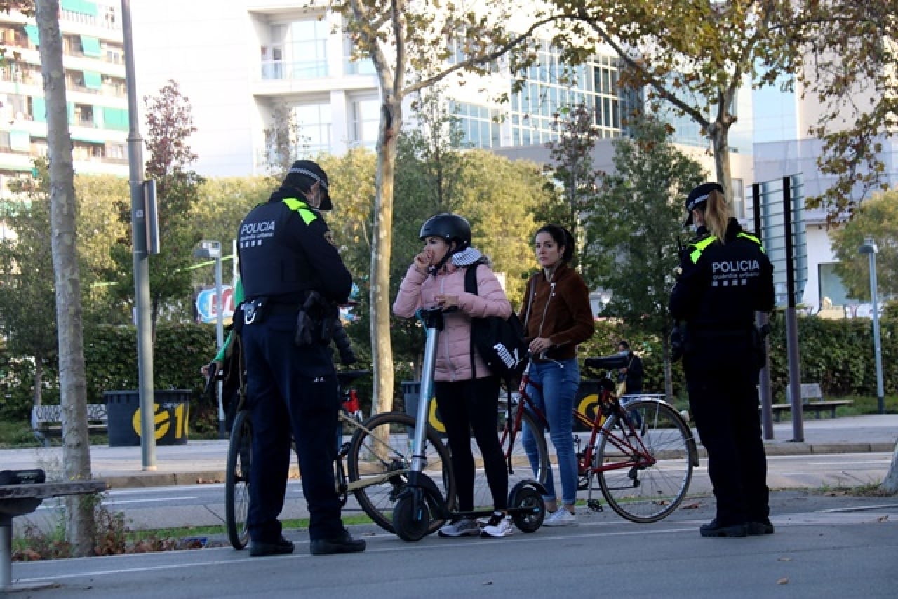 Imatge d&#039;arxiu d&#039;usuàries de bicicleta i patinet elèctric durant un control de la Guàrdia Urbana de Barcelona