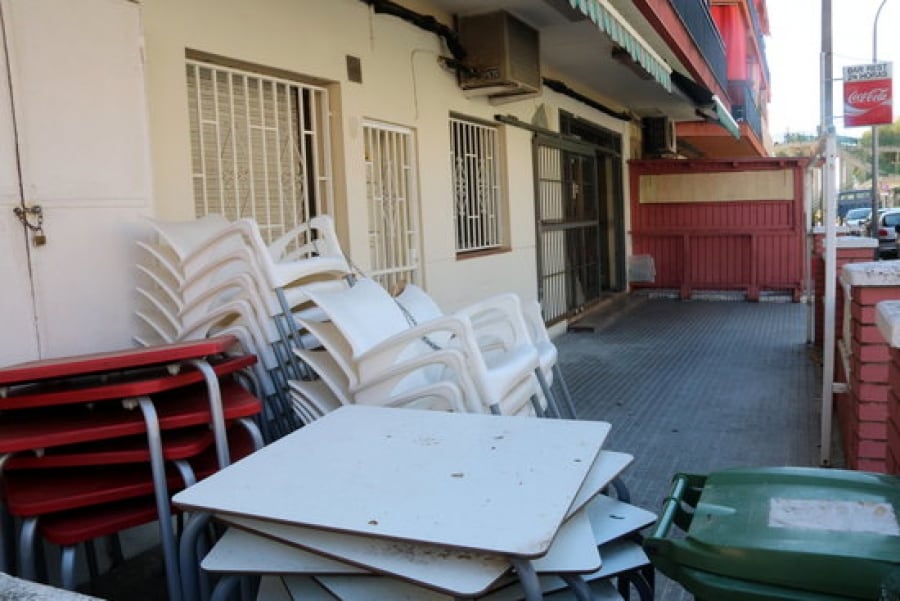 Imatge d&#039;un bar de Cunit situat al carrer limítrof amb Calafell, tancat perquè el municipi no ha accedit a la fase 1 de desconfinament